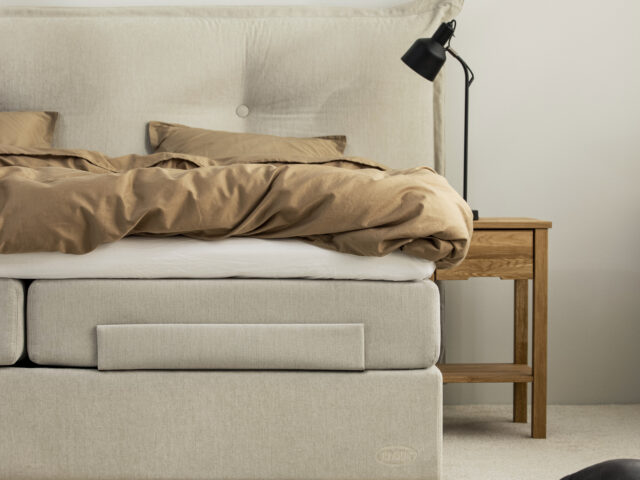 Jensen_Ambassador_Aqtive-II_Beige_Cozy_Plania-oak_Triangle-brass_00317 (1)