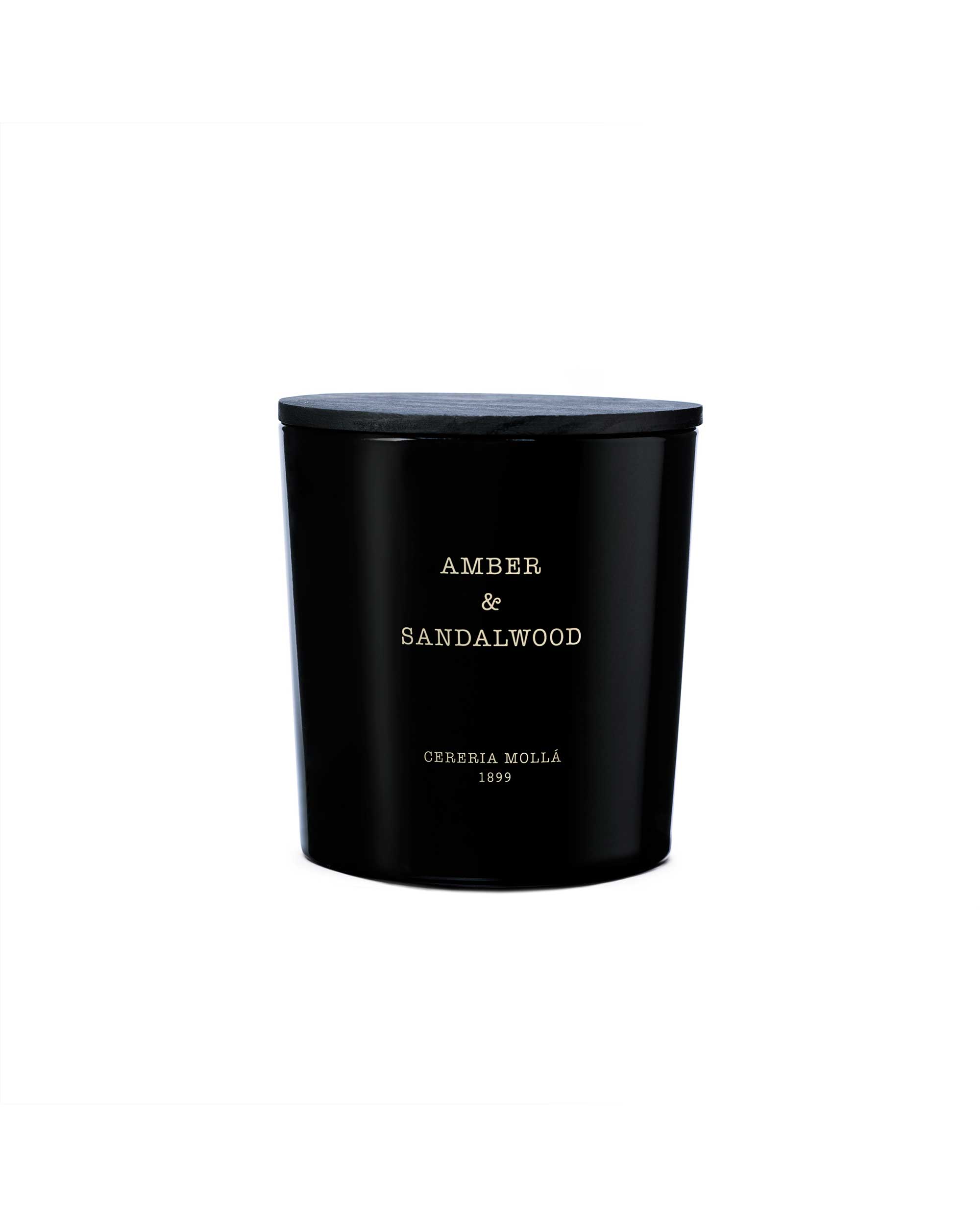 Amber & Sandalwood XL Geurkaars – Cerería Mollá 1899: luxe geurkaars van 600g met warme noten van sandelhout, ceder en bergamot, verkrijgbaar bij OOST Slaapcomfort.