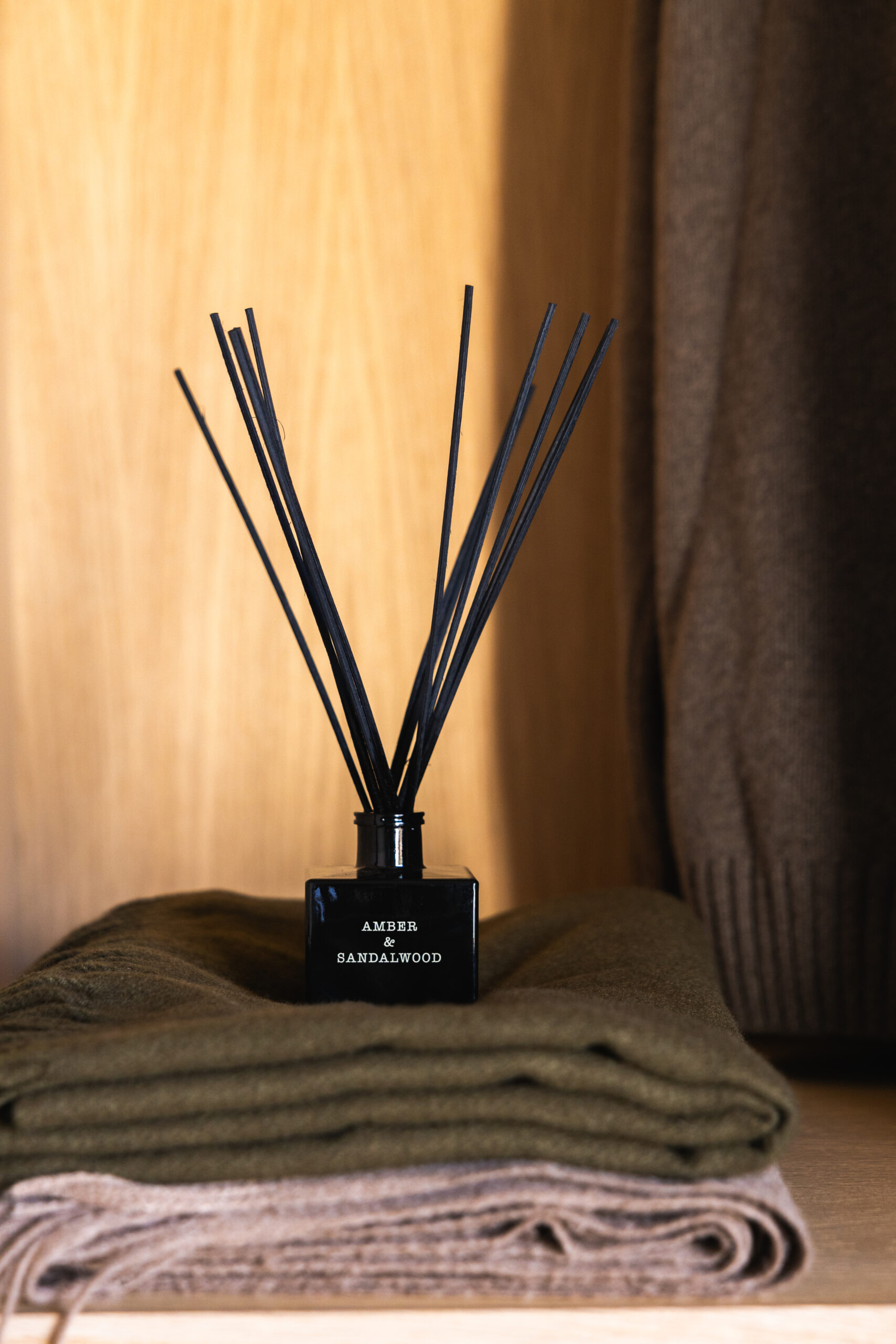 Amber & Sandalwood 100ml Geurstokjes – Geschenkidee – luxe diffuser met warme amber- en sandelhoutgeur.