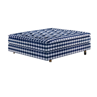 Hästens Eala bed in stijlvolle slaapkamer, met luxe stoffering en elegante standaardbedpoten.