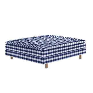 Hästens Maranga bed in moderne slaapkamer, luxe stoffering en standaardbedpoten zichtbaar.