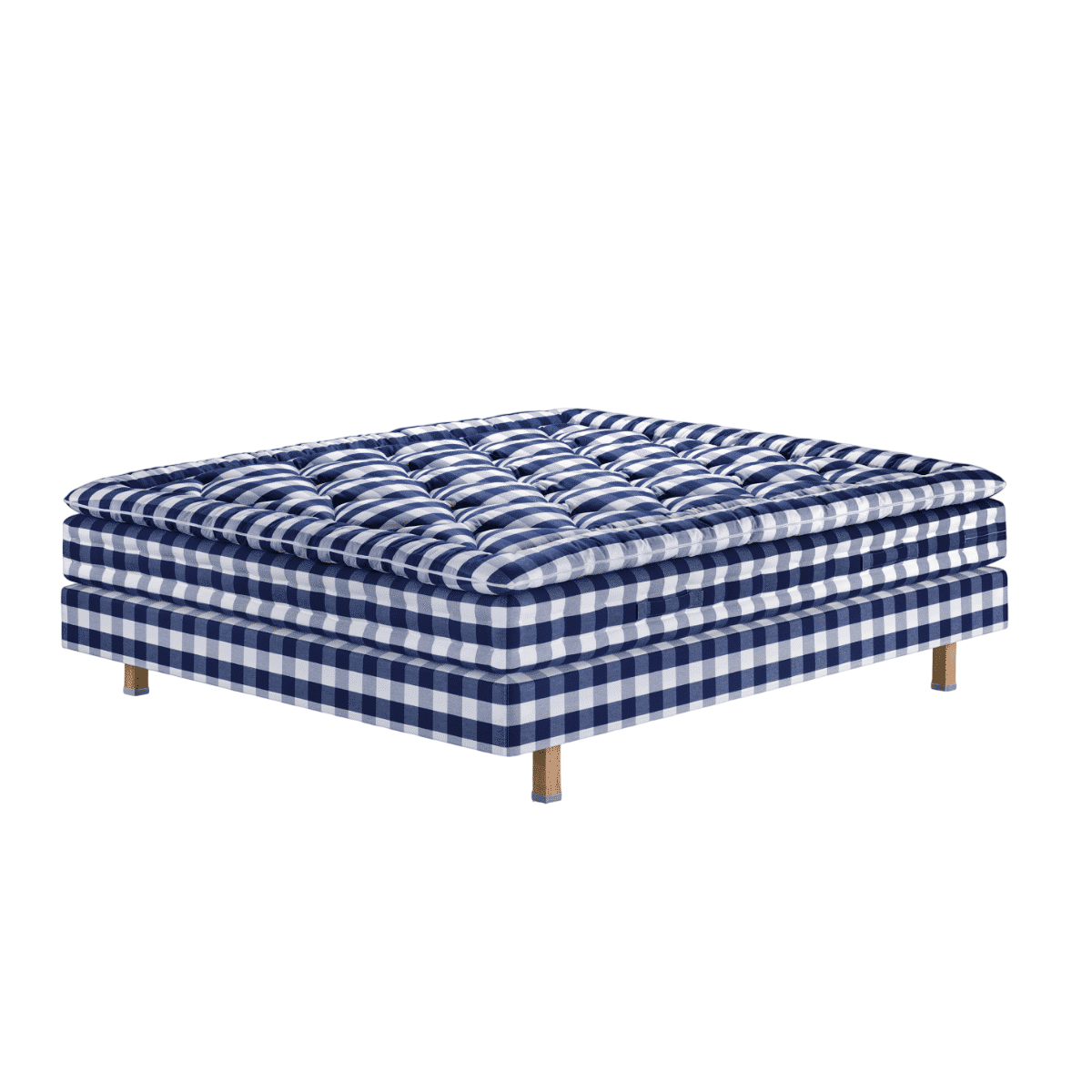 Hästens Maranga bed in moderne slaapkamer, luxe stoffering en standaardbedpoten zichtbaar.