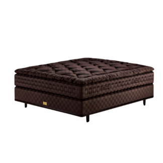 Hästens Marwari bed in luxe slaapkamer, met berkenhouten poten en lederen details.